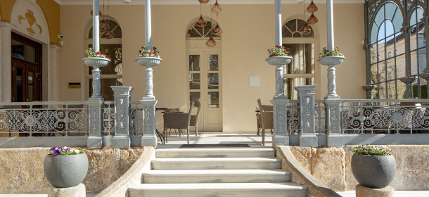 Elegantes Café im Spa Hotel Esplanade in Franzensbad mit gemütlicher Atmosphäre und sonniger Terrasse
