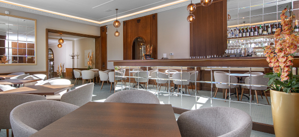 Elegantes Café im Spa Hotel Esplanade in Franzensbad mit gemütlicher Atmosphäre und sonniger Terrasse