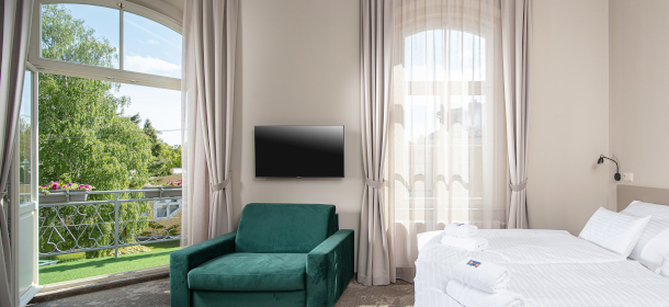 Doppelzimmer Kat. Komfort = 15-25 m², Dusche und WC, Telefon, SAT-TV, Minibar, Safe, Haartrockner, Blick auf den Park, das Theater oder die Straße, Balkon
