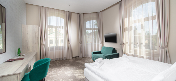 Doppelzimmer Kat. Standard = 15-25 m², Dusche und WC, Telefon, SAT-TV, Minibar, Safe, Haartrockner, Blick auf den Innenhof oder das Theater