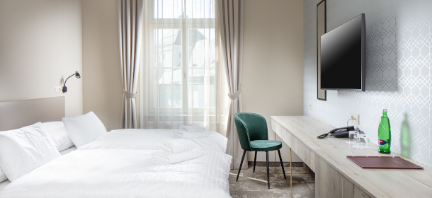 Doppelzimmer Kat. Standard = 15-25 m², Dusche und WC, Telefon, SAT-TV, Minibar, Safe, Haartrockner, Blick auf den Innenhof oder das Theater