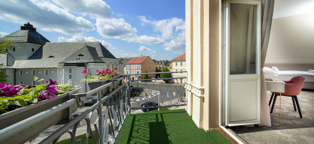 Doppelzimmer Kat. Superior = min. 25 m², Dusche und WC, Telefon, SAT-TV, Minibar, Safe, Haartrockner, Blick auf den Park, das Theater oder die Straße, Balkon, drei Betten