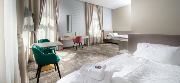 Doppelzimmer Kat. Superior = min. 25 m², Dusche und WC, Telefon, SAT-TV, Minibar, Safe, Haartrockner, Blick auf den Park, das Theater oder die Straße, Balkon, drei Betten