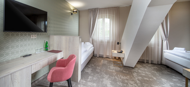 Doppelzimmer Kat. Superior = min. 25 m², Dusche und WC, Telefon, SAT-TV, Minibar, Safe, Haartrockner, Blick auf den Park, das Theater oder die Straße, Balkon, drei Betten
