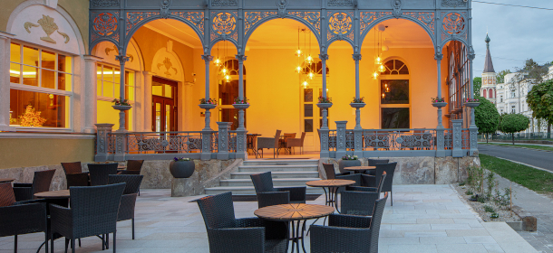 Elegantes Café im Spa Hotel Esplanade in Franzensbad mit gemütlicher Atmosphäre und sonniger Terrasse