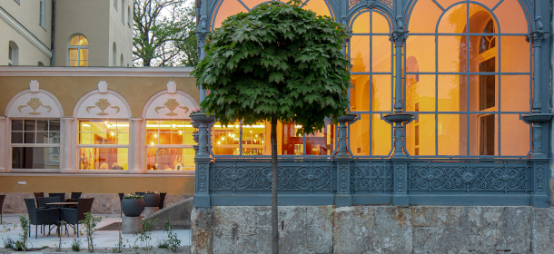 Elegantes Café im Spa Hotel Esplanade in Franzensbad mit gemütlicher Atmosphäre und sonniger Terrasse