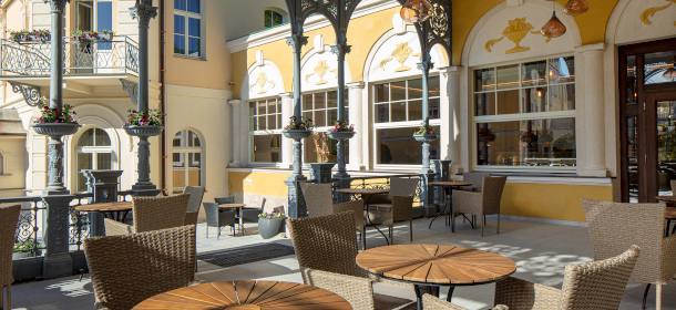 Elegantes Café im Spa Hotel Esplanade in Franzensbad mit gemütlicher Atmosphäre und sonniger Terrasse