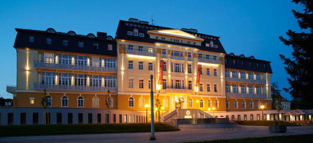Das Hotel befindet sich in bester Lage am Amerika-See