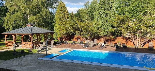 Aussenanlage mit Pool, Liegewiesse und Grillmöglichkeiten