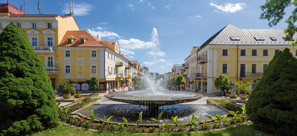 Die Fontäne an der Nationalstraße, die Hauptstraße der Kurmitte