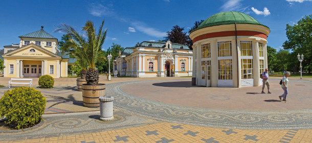 Kurze Fußwege zu der Trinkhalle, dem Infozentrum und den Cafés entlang der Promenade