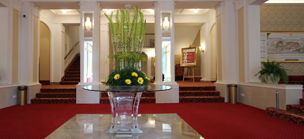 Im Kurhotel Pawlik sorgen zwei Floristen für die frische Blumendekoration