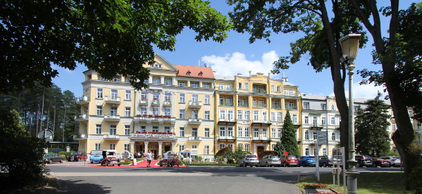 Das beliebte 4-Sterne Spa & Kurhotel PAWLIK in Franzensbad mit Badelandschaft Aquaforum