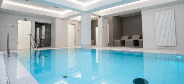 Hoteleigener Pool mit integriertem Whirlpool und Massagedüsen