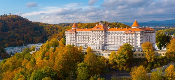 Das 5-Sterne Kurhotel Imperial dominiert über dem Kurort Karlsbad 