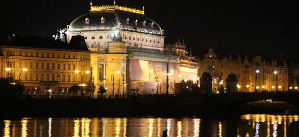 Das Nationaltheater direkt an der Moldau 