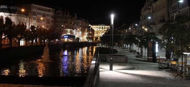 Der bekannte Kurort Karlsbad in Tschechien bei Nacht