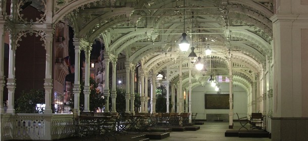 Die alte Karlsbader Holzkolonnade in der Nacht