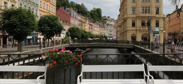 Die Kurmitte Karlsbads mit dem Fluss Tepla