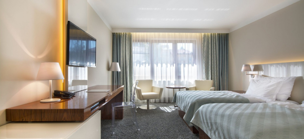 Elegantes LUX Zimmer mit 28–32 m², großes Doppelbett, Klimaanlage und Minibar
