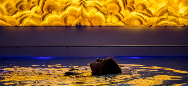 15-Meter-Pool mit Onyxwand und exklusivem Floating-Becken.
