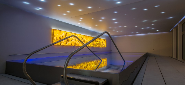 15-Meter-Pool mit Onyxwand und exklusivem Floating-Becken.