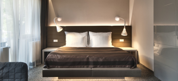 Modernes Zimmer mit 32 m², großem Doppelbett, Klimaanlage, Minibar, Safe