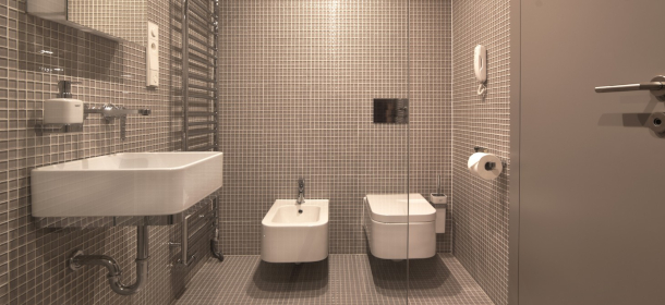 Badezimmer im modernen Doppelzimmer