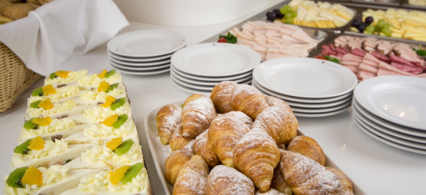 Vielfältiges Frühstücksbuffet mit frischen Köstlichkeiten
