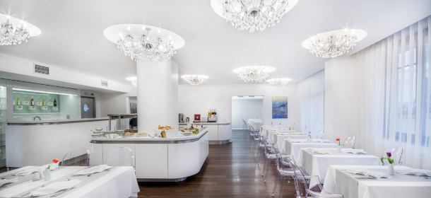 Elegantes Restaurantambiente mit stilvollen Details und glanzvollen Kronleuchtern