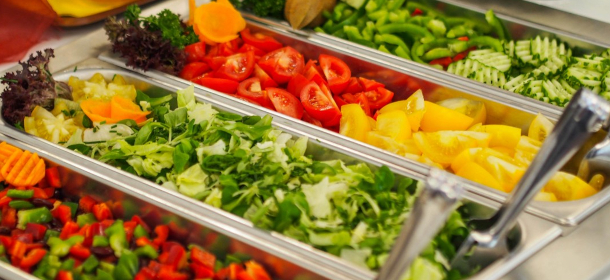 Vielfältiges Salatbuffet mit frischen und gesunden Köstlichkeiten