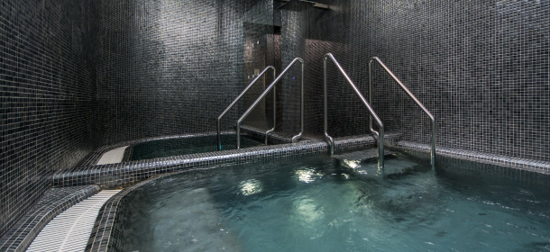 Exklusives Floating-Becken und 15-Meter-Pool