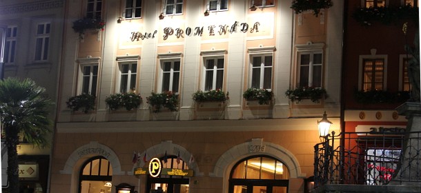 Hotel Promenada in der Nacht