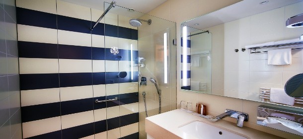 Modernes Badezimmer mit Dusche (Beispiel)