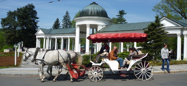 Ausfahrt in einer Pferdekutschen in der Kurstadt Marienbad 