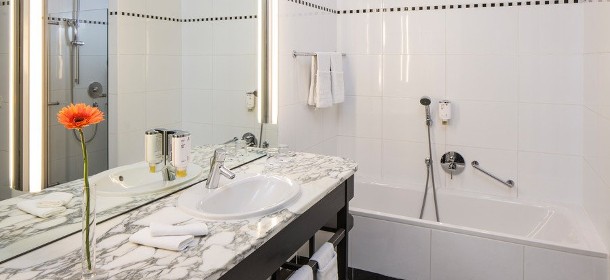 Moderne Bäder mit Badewanne (Beispiel)