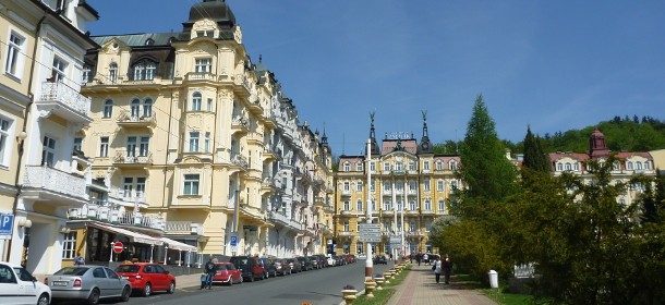 Die Hauptstraße mit 4-Sterne Spa & Kurhotel Pacifik im Hintergrund