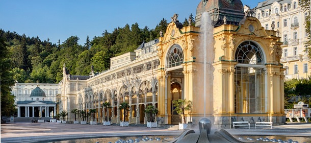 Die inposante Kurkolonnade, das Wahrzeichen von Marienbad (Marianske lazne) in Tschechien