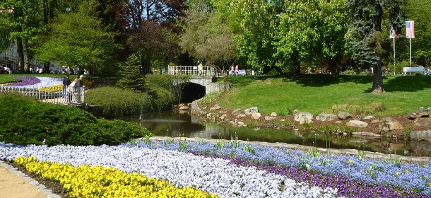 Die Parkanlagen von Marienbad zur Eröffnung der Kursaison