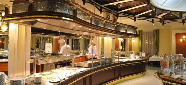 Das Frühstück und Abendessen in Büffetform