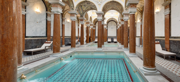 Das historische Römerbad mit zwei Becken (32°C)