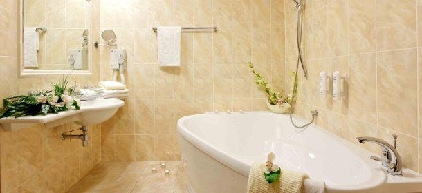 Badezimmer Suite Elegant mit einer Eckbadewanne, Haartrockner, Bademäntel