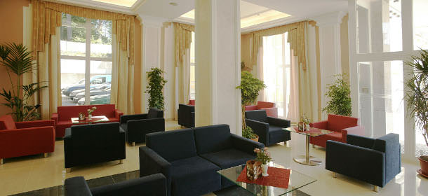 Die Hotel-Lobby mit der Tagesbar