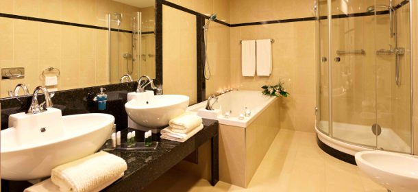 Royal-Suite, das Badezimmer mit Hydromassagebadewanne, Dusche und zwei Waschbecken