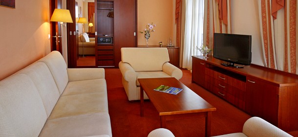 Superior-Suite ca. 49 m², separater Wohn- und Schlafraum, Klimaanlage, LCD-Fernseher, Minibar und Safe