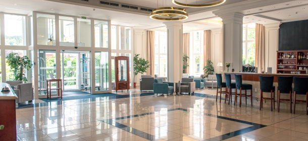 Die Hotel-Lobby mit der 24-Stunden Rezeption