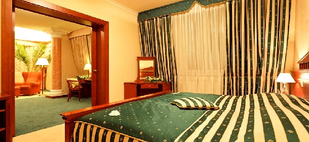 Royal-Suite mit ca. 74 m², separater Wohn- und Schlafraum, zwei LCD Fernseher, Klimaanlage, Bett 200 x 200