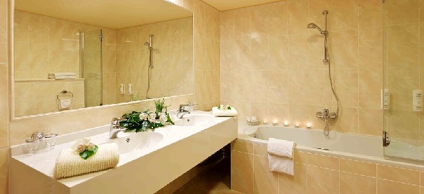 Badezimmer Superior Suite mit Badewanne, zwei Waschbecken, Haartrockner, Bademäntel 
