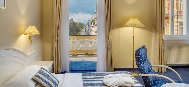 Die Zimmer der Kat. Superior Plus haben kleinen franzözischen Balkon und Ausblick auf die Kurstadt