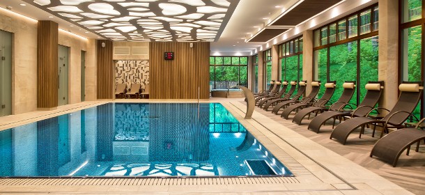 Die neue Gäste des Spa Hotels Silva können während ihres Aufenthaltes das Schwimmbad mit Dampfsauna nutzen. Der Eintritt für 90 Minuten für eine Person beträgt 370 CZK/15 EUR. Bei einigen Aufenthaltspaketen ist der Eintritt ins Schwimmbad schon im Preis inbegriffen.